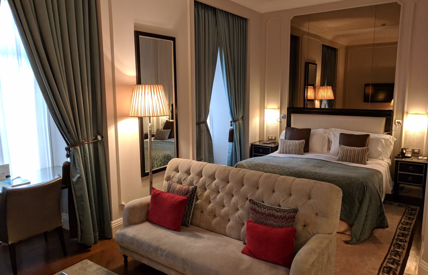 Panoramic city room — New York